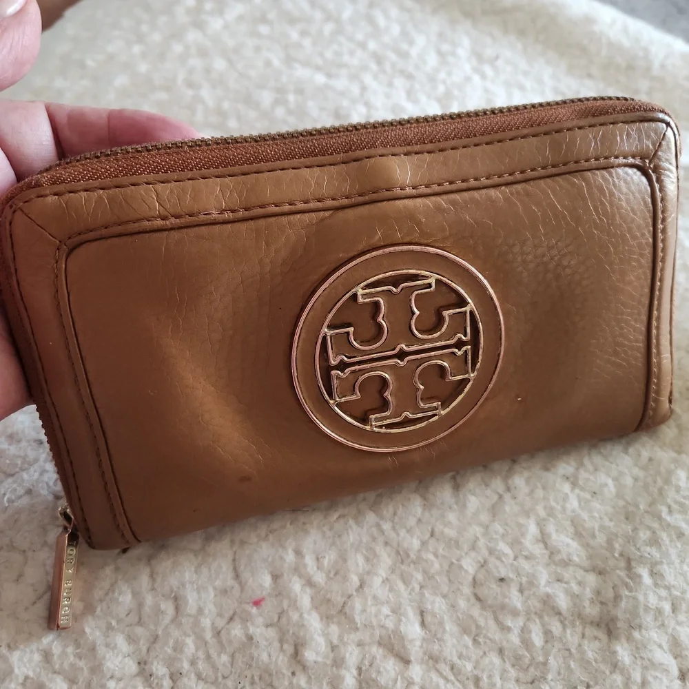 Tory Burch Amanda Zip Continental Wallet Light Brown Pebbled Leather
